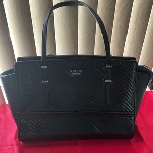 Guess tote shoulder bag in Black patten leather with zipper top